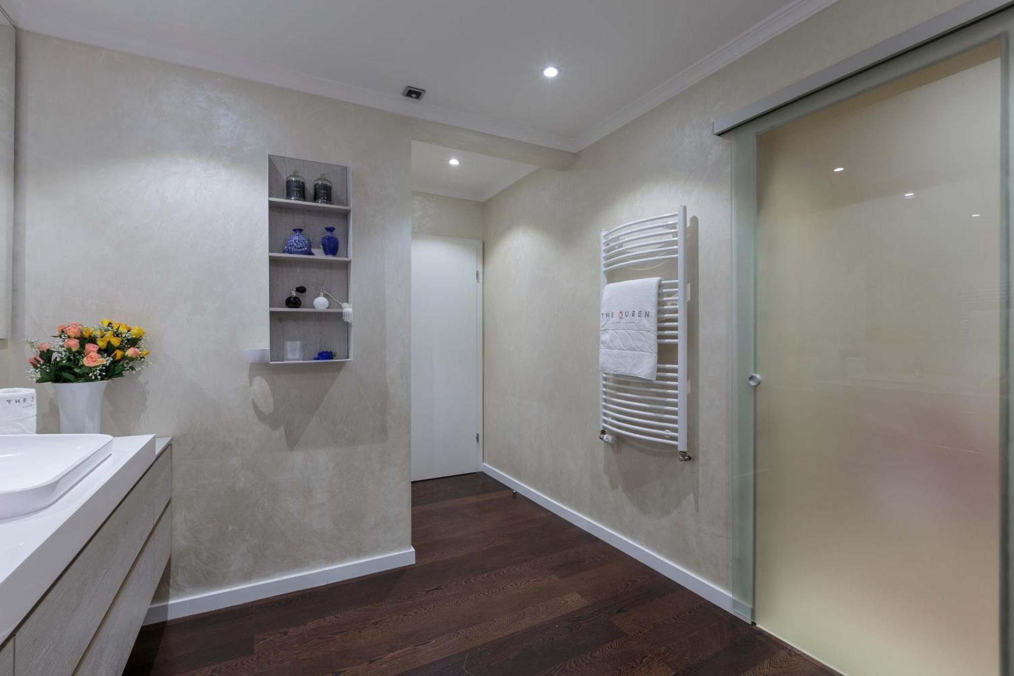 The Queen Luxury - Vinicia Apartment